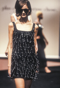 659604566_Moschino1996WomenRTW1.thumb.jpg.9d64a24792cc56ca90067c6a56e94683.jpg