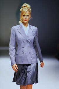 706725876_salvatore-ferragamo-ss-1995(4).thumb.jpg.951013aacd8e401a89c97861ceddd9fe.jpg