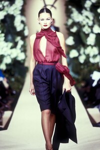 727044738_YvesSaintLaurent1999HauteCouture51.thumb.jpg.be0382b1c9ffbfa32791d72fcfabf3a6.jpg