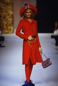 740924036_ChanelCoutureFall1992(17).thumb.jpg.b3155a57015a910b08fd4a90d885a1c6.jpg