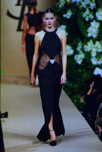 759043111_YvesSaintLaurentCoutureSpring1999(20).thumb.jpg.ec8ace29d0ef57ba4108ac1842f0a9fd.jpg