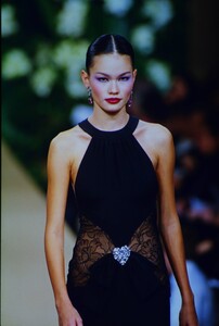 781250285_YvesSaintLaurentCoutureSpring1999(22).thumb.jpg.b2f4ea05130e8575fec2b529d1c6da52.jpg
