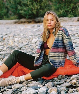 HO20_W_GIFTGUIDE_HOMEPAGE_ADVENTURER_960x1140_31e2e15c-0195-4c41-b854-3e4b31e93583 brooke perry.jpg