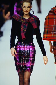 820290473_OSCAR-DE-LA-RENTA-FW-1991(2).thumb.jpg.5f4f3ac2571e98f4409de43a2a615ffc.jpg