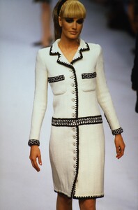 874671906_chanel-hc-fw-1995(2).thumb.jpg.5828ed9317eddfca7970307117aea9b9.jpg