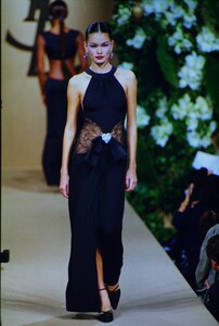 933771625_YvesSaintLaurentCoutureSpring1999(21).thumb.jpg.7eb9b4d7f9dceaaacd0348be851cf815.jpg
