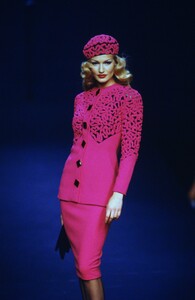 VALENTINO-COUTURE-FALL-1992-1-KAREN-MULDER-1.thumb.jpg.829a730baf930eac4496f906ee8e773b.jpg