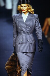 VALENTINO-COUTURE-FALL-1992-1-KAREN-MULDER-10.thumb.jpg.3e1d5fb25d760866ba938de6e97bdcc9.jpg