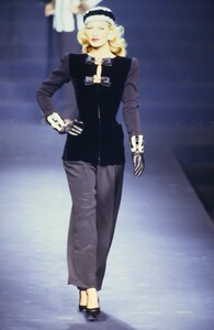 VALENTINO-COUTURE-FALL-1992-1-KAREN-MULDER-12.thumb.jpg.8884b051757c7f5f63fb15db76b1aaf9.jpg