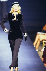 VALENTINO-COUTURE-FALL-1992-1-KAREN-MULDER-14.thumb.jpg.1ce95be92e7d3e06dd879fd34a393c63.jpg