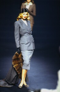 VALENTINO-COUTURE-FALL-1992-1-KAREN-MULDER-18.thumb.jpg.333288c564c4c6c680dc581eabeb262b.jpg