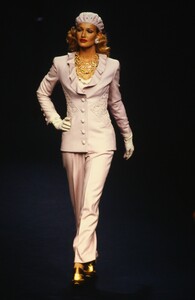 VALENTINO-COUTURE-FALL-1992-1-KAREN-MULDER-3.thumb.jpg.49afc2e2146005e6f921909f6ee38bd5.jpg