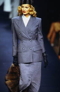 VALENTINO-COUTURE-FALL-1992-1-KAREN-MULDER-9.thumb.jpg.b41b35f4f6b34059591bbbe01facb897.jpg