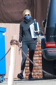 gwyneth-paltrow-leaves-a-gym-in-santa-monica-01-24-2021-0.jpg