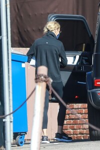 gwyneth-paltrow-leaves-a-gym-in-santa-monica-01-24-2021-1.jpg