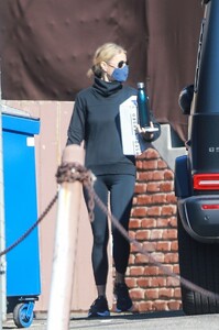 gwyneth-paltrow-leaves-a-gym-in-santa-monica-01-24-2021-2.jpg
