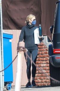 gwyneth-paltrow-leaves-a-gym-in-santa-monica-01-24-2021-6.jpg