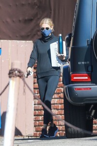 gwyneth-paltrow-leaves-a-gym-in-santa-monica-01-24-2021-9.jpg