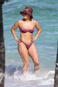 jennifer-lopez-in-a-bikini-in-the-turks-and-caicos-islands-01-06-2021-12.jpeg