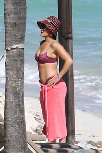 jennifer-lopez-in-a-bikini-in-the-turks-and-caicos-islands-01-06-2021-5.jpeg
