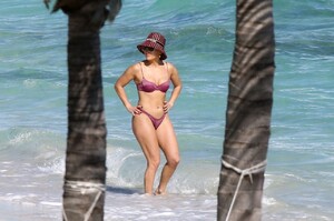 jennifer-lopez-in-a-bikini-in-the-turks-and-caicos-islands-01-06-2021-7.jpeg