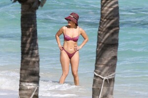 jennifer-lopez-in-a-bikini-in-the-turks-and-caicos-islands-01-06-2021-8.jpeg