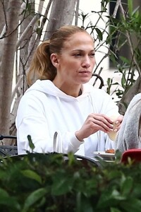 jennifer-lopez-in-casual-outfit-miami-01-12-2021-12.jpeg