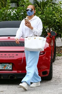 jennifer-lopez-in-casual-outfit-miami-01-12-2021-4.jpeg