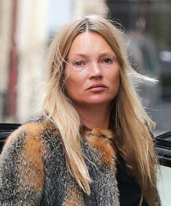 kate-moss-leaves-ritz-hotel-in-paris-01-17-2021-0.jpg