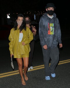 kourtney-kardashian-and-addison-rae-out-for-dinner-in-malibu-08-30-2020-7.jpg
