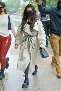 kourtney-kardashian-and-addison-rae-out-in-new-york-10-12-2020-8.jpg
