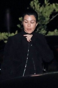kourtney-kardashian-and-travis-barker-night-out-in-malibu-01-18-2021-3.jpg