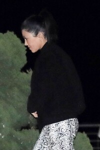 kourtney-kardashian-and-travis-barker-night-out-in-malibu-01-18-2021-4.jpg