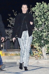 kourtney-kardashian-and-travis-barker-night-out-in-malibu-01-18-2021-5.jpg