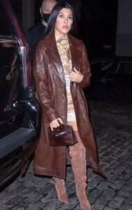 kourtney-kardashian-arrives-at-zero-bond-in-new-yrk-10-11-2020-2.jpg
