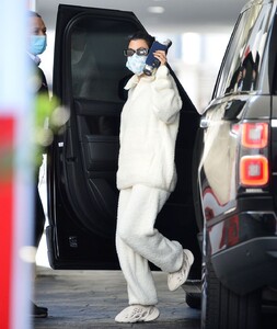 kourtney-kardashian-out-in-beverly-hills-12-10-2020-0.jpg