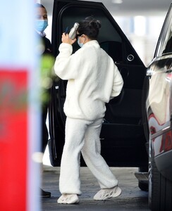 kourtney-kardashian-out-in-beverly-hills-12-10-2020-2.jpg