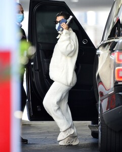 kourtney-kardashian-out-in-beverly-hills-12-10-2020-5.jpg