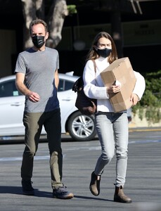 lily-collins-at-a-recycling-center-in-la-01-13-2021-8.jpg