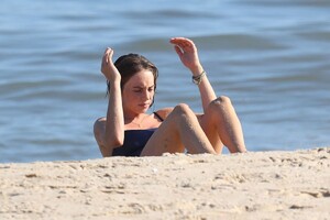 maya-hawke-on-the-beach-in-the-hamptons-14.jpg