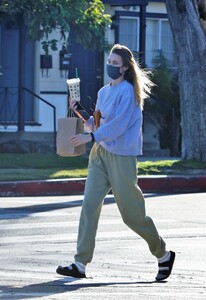 whitney-port-out-for-coffee-in-los-angeles-01-20-2021-5.jpg