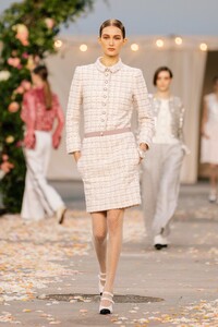 00013-Chanel-Couture-Spring-21.thumb.jpg.3d9e432f1ce9fc74dd08fdd35ae91fad.jpg