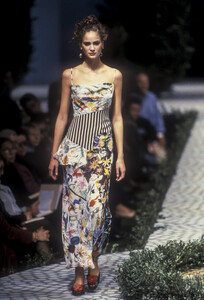 1138271685_Moschino1997WomenRTW35.thumb.jpg.11d1718b67e75f6d0056b02ff841c1a3.jpg