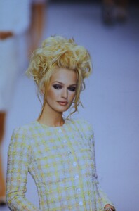 1301674703_chanel-ss-1996-karen-mulder(1).thumb.jpg.9d6acf3c4a993a0cd3dfb53778026cc3.jpg