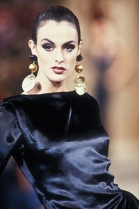 1525423785_YvesSaintLaurent1992HauteCouture85.thumb.jpg.6a5b2d68f40f3dfab96b7d2aad64600d.jpg