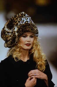 1637758810_ValentinoCoutureFall1994(22).thumb.jpg.25f987415f5ee1b9e00f36377450b68f.jpg
