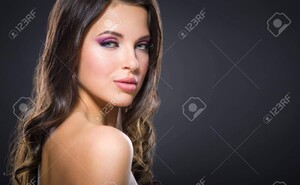 22529313-portrait-de-belle-fille-avec-rose-vif-make-up-sur-fond-gris-concept-de-la-beauté-et-de-la-mode.jpg