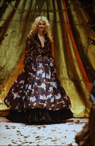 1783087561_ValentinoCoutureFall1994(48).thumb.jpg.e717ac958716dc06cfb7bb8e369f8b1e.jpg