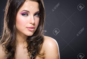 22529312-portrait-de-la-belle-fille-avec-le-maquillage-rose-vif-sur-fond-gris-concept-de-la-beauté-et-de-la-mod.jpg