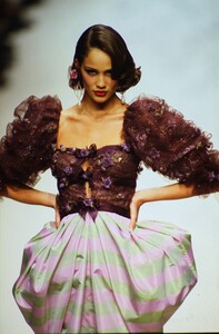 1961747603_EmanuelUngaroCoutureSpring1995(4).thumb.jpg.8976b810f885a3bd65f04d7f35996c26.jpg